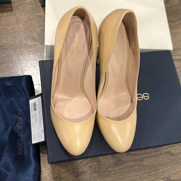 Sergio Rossi heels in nude/ cream like new - Picture 2 of 4